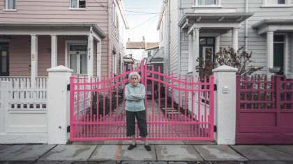 Une retraitée reçoit une amende après avoir changé son portail en bois pour un modèle alu "ils disent que ça dénature le quartier c’est une injustice" proteste?t?elle