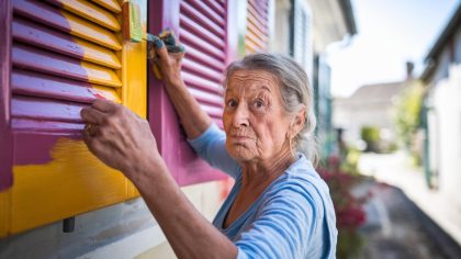 Une retraitée reçoit une amende pour avoir repeint ses volets en couleur vive "ils disent que ça ne respecte pas le patrimoine local c’est une honte" proteste-t-elle