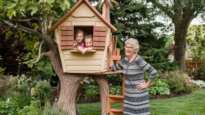 Une retraitée reçoit une contravention après avoir monté une cabane dans un arbre pour ses petits-enfants "ils considèrent que c’est une structure surélevée illégale, c’est ridicule" raconte-t-elle