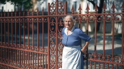 Une retraitée reçoit une sanction pour avoir installé une clôture décorative en fer forgé "ils disent que ça modifie la limite parcellaire c’est scandaleux" raconte-t-elle