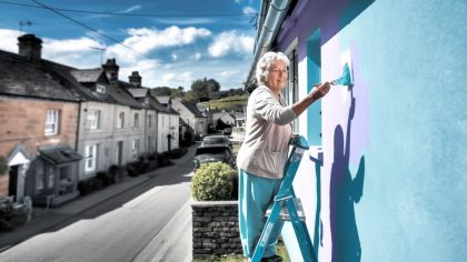 Une retraitée repeint sa façade en bleu pastel et se retrouve convoquée par la mairie "ils considèrent que ça dénature le village classé" raconte-t-elle
