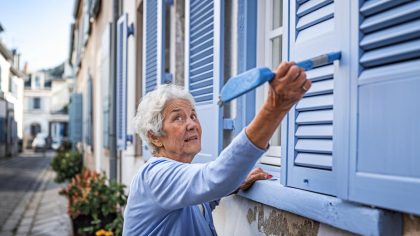 Une retraitée repeint ses volets en bleu clair et reçoit une amende "ils disent que ça choque le patrimoine c’est absurde je ne vis pas dans un musée" proteste-t-elle